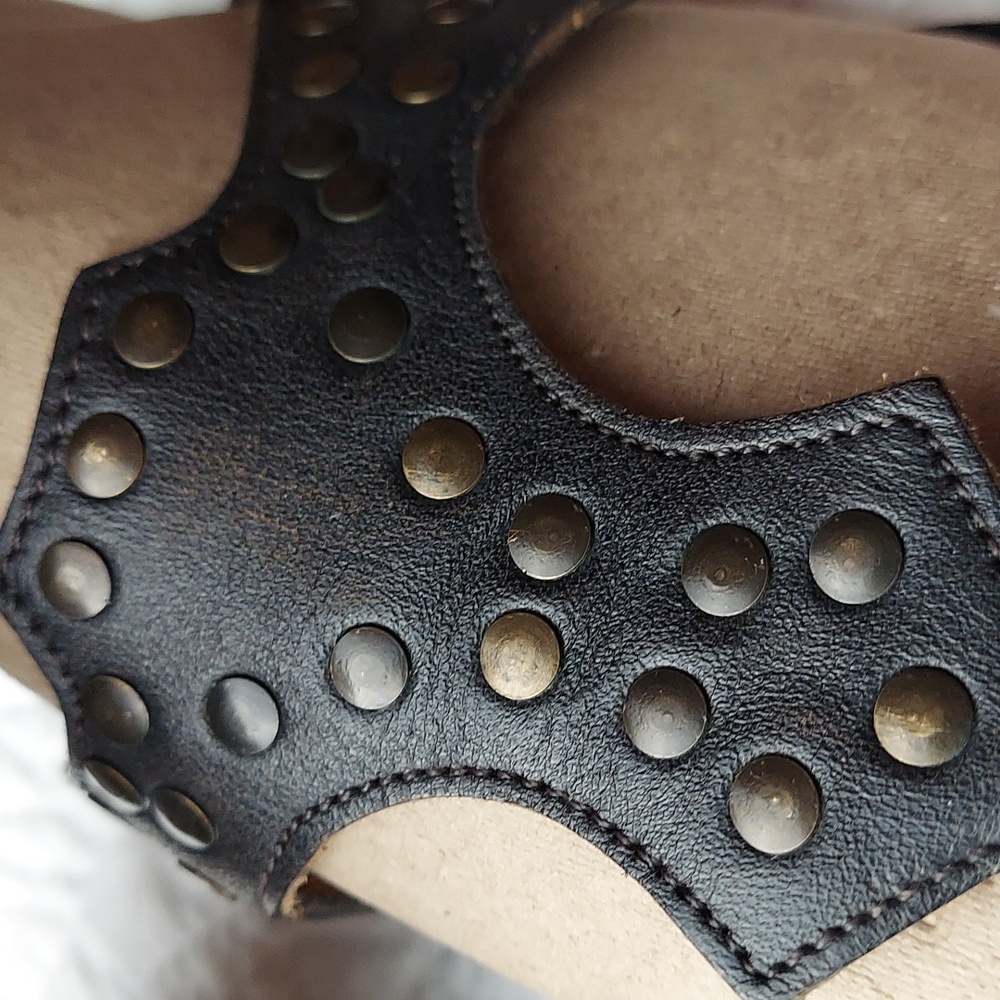 - Stetson Women's Black, Brown Studded Leather Thong Sandals, Western, Size 8.5 - Picture 6 of 13